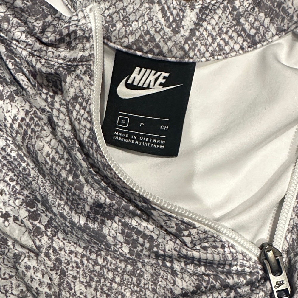 Nike Women’s White Snake-Print Leggings and Long-Sleeve Zip Top Set - Picture 12 of 15